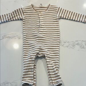 Quincy Mae Ribbed Striped Footie in Tan and White